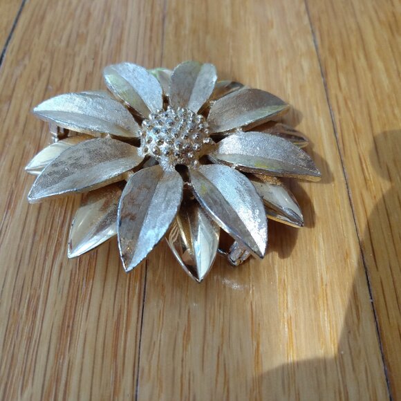 Vintage Flower Brooch Gold Tone Sunflower Daisy Sarah Coventry Statement Jewelry - Picture 3 of 8